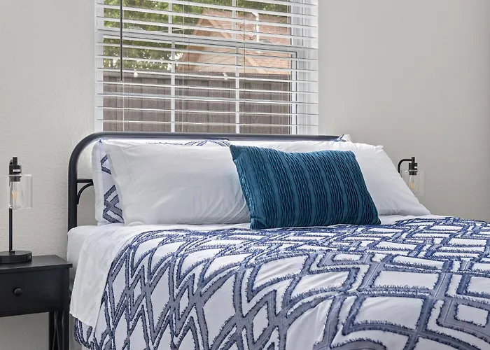 Vakantiehuis Budget-friendly Retreat By Worth Stockyards With Hottub & Minigolf *