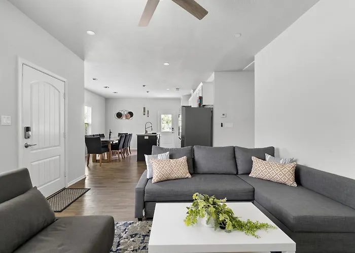 Budget-friendly Retreat By Worth Stockyards With Hottub & Minigolf