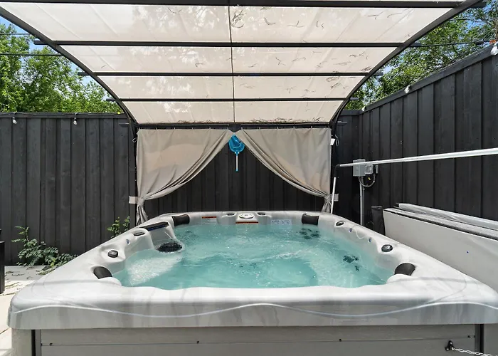 Budget-friendly Retreat By Worth Stockyards With Hottub & Minigolf Vakantiehuis Fort Worth