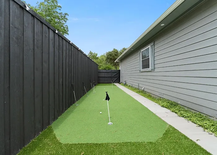 Vakantiehuis Budget-friendly Retreat By Worth Stockyards With Hottub & Minigolf *