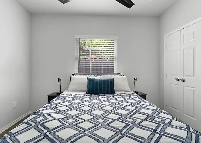 Budget-friendly Retreat By Worth Stockyards With Hottub & Minigolf *