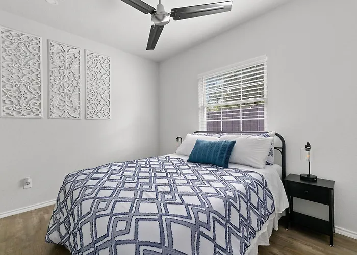Budget-friendly Retreat By Worth Stockyards With Hottub & Minigolf *