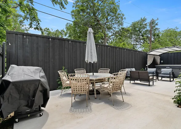 Budget-friendly Retreat By Worth Stockyards With Hottub & Minigolf Fort Worth