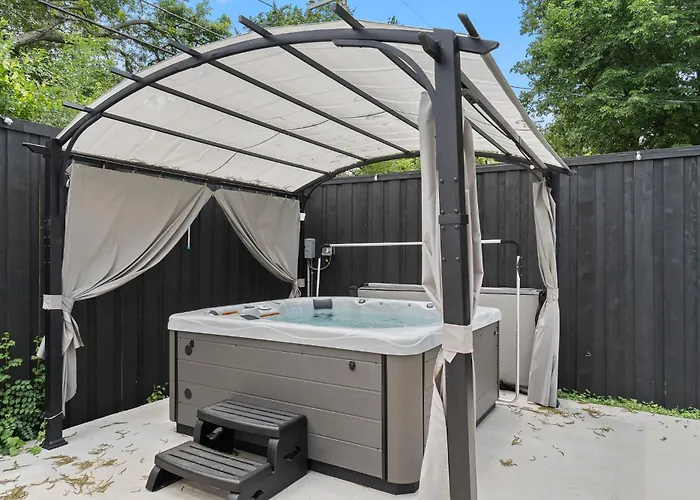 Budget-friendly Retreat By Worth Stockyards With Hottub & Minigolf * Fort Worth