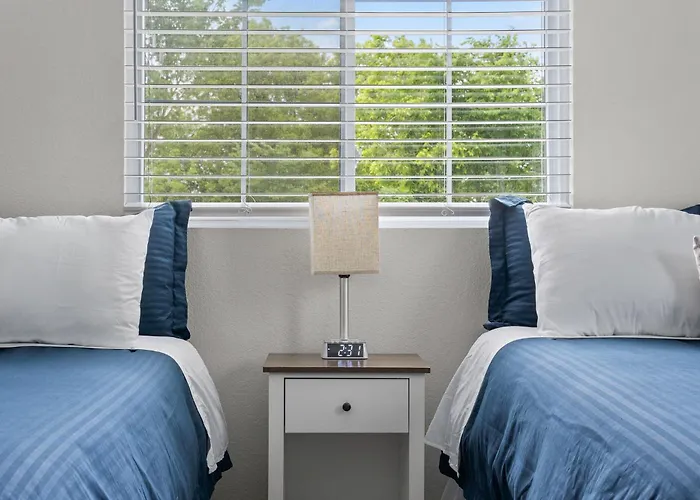 Budget-friendly Retreat By Worth Stockyards With Hottub & Minigolf
