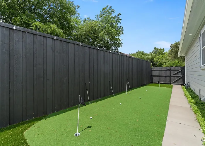 Vakantiehuis Budget-friendly Retreat By Worth Stockyards With Hottub & Minigolf Fort Worth