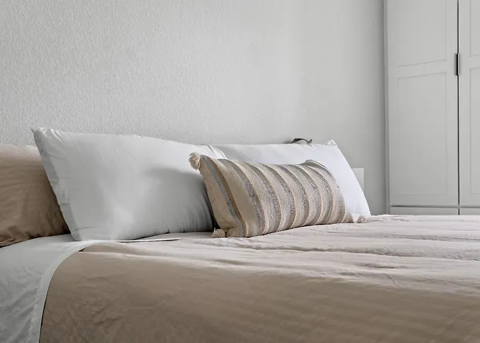 Vakantiehuis Budget-friendly Retreat By Worth Stockyards With Hottub & Minigolf