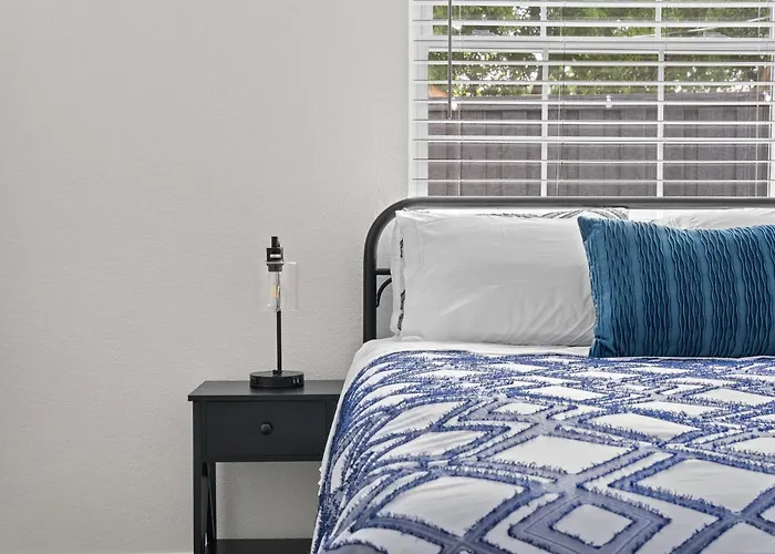 Budget-friendly Retreat By Worth Stockyards With Hottub & Minigolf