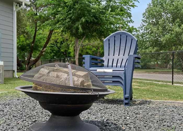 Budget-friendly Retreat By Worth Stockyards With Hottub & Minigolf *