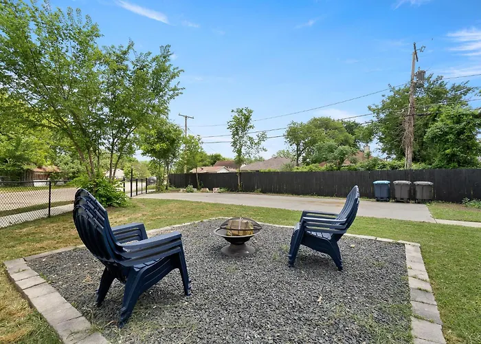 Vakantiehuis Budget-friendly Retreat By Worth Stockyards With Hottub & Minigolf *